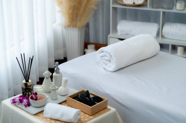 Lüks spa merkezindeki kaplıca masasında güzellik ve güzellik salonu aksesuarları. Spa masajı ve eğlence arka planı konsepti. Sessiz.