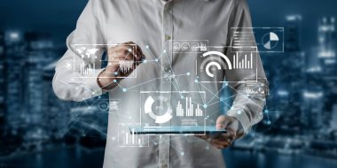 Büyük veriler ve analitikler, iş zekası ve büyümesi için gerçek zamanlı içgörüler, öngörü modellemesi ve veriye dayalı kararları destekler. Kefil