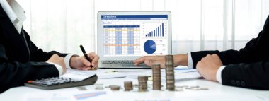 Hesap tablosu bilgi finansal başlangıç kavramı. Çevrimiçi analiz projesi için hesap tablosu belgelerinde veri ve grafikler