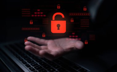 Siber güvenlik ihlalini gösteren dijital güvenlik kavramı, güvenlik sistemleri arasında veriye maruz kaldığını belirten kırmızı bir asma kilit, sistem savunmasızlığını ve Latch riskini vurguluyor.