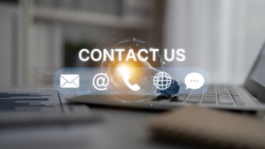 E- posta, web, telefon ve mesaj simgelerini gösteren UI konsepti. İletişim ve destek simgeleri iş iletişimini düzene sokmaya ve müşteri iletişim deneyimini geliştirmeye yardımcı olur. Eğri