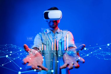 İş adamı iş büyümesi için ölçümleri değerlendirir, genişleme hedefleri koyar. Yenilik ve strateji yoluyla sürekli iş büyümesini teşvik etme kavrayışları. FaaS