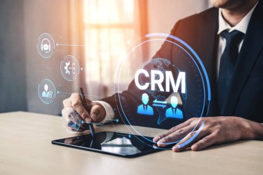 CRM platformları veri analizi, CRM iletişim araçları ve otomasyon yoluyla müşteri ilişkilerini geliştirir. CRM sistemleri müşteri yönetimi, izleme ve CRM ilişki başarısını destekler. Eğri