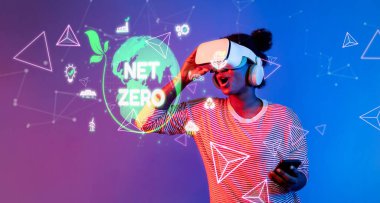 Net sıfır karbon emisyonları ve iklim değişikliğiyle mücadele etmek için sürdürülebilir uygulamalara odaklanan, sanal gerçeklikle uğraşan bir bireyin canlı bir görüntüsü. XDMCP