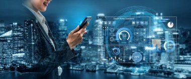 Akıllı ev paneli IOT sistemini yönetir. Akıllı ev paneli sıcaklığı kontrol eder, gösterge paneli enerjiyi izler, akıllı ev tutuş cihazları ve akıllı ev gösterge paneli veriyi izler. Kefil