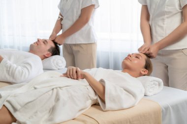 Kafkasyalı çift stres önleyici kafa masajının keyfini çıkarıyor ve lüks otellerde ya da otel spa salonlarında gündüz kaplıcalarında yüz güzelliği eğlencelerini şımartıyor. Sessiz.