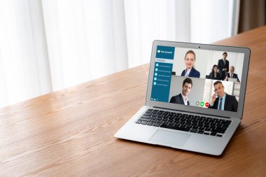 İş dünyasından iş adamlarının modern sanal grup toplantısı için video konferansındaki iş adamları