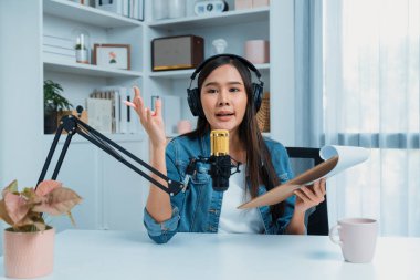 Kot pantolon giyen, yaratıcı yayın yapan genç Asyalı sunucu stüdyo dinleyicisiyle günlük hayatta pazarlamayı ya da danışmanı tanıtmayı online olarak anlatıyor. Taktik.