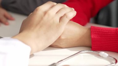 Çift, hamilelik için aile planlaması, doktor ve koca, genç eşi randevuyla teselli etmek amacıyla hastanedeki jinekoloğa doğum veya tıbbi muayeneye katılıyor. Ağır çekim. Katı.