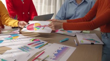 Girişimci şirket çalışanları birlikte çalışır, finansal veri raporlama ve planlama stratejisi, panorama videosundaki yaratıcı iş başarısı için pazarlama içeren renkli BI gösterge panelini analiz eder. Sinerjik