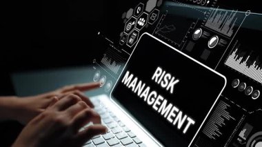 Bilgisayarda Dijital Risk Yönetimi Arayüzü ve Fütürist Veri Görselleştirme Arkaplanı ile Eller Yazılıyor. Asemptotik akıllı veri analitiği.