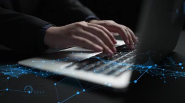 Dijital Veri Görselleştirme, Analiz, Küresel Bağlantı ve Karanlık Çevrede Teknoloji Konsepti ile Dizüstü Bilgisayarda Yazan Profesyonel Eller.