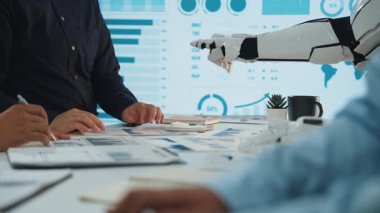 Finansal performansı, rafine stratejileri ve işyeri verimliliğini artırmak için yapay zeka destekli araçları kullanan iş adamları. Noogenesis Yapay Zeka