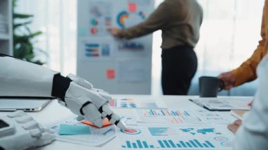 Danışmanlar, pazarlama stratejisini ve işbirlikçi iş araştırma oturumlarını geliştirmek için yapay zeka güdümlü pazar anlayışları ve veri yorumlamasını düzene sokuyorlar. Noogenesis Yapay Zeka