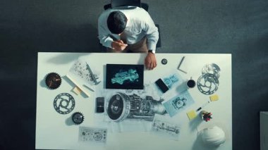 Tablet ekran elektrik jeneratörüne bakarken akıllı mühendisin türbin motor yapısı hakkında yöneticiyi aramasının yukarıdan aşağıya hava görüntüsü. Teknisyen, jet motoru hakkında ekiple konuşuyor. Hizalama.