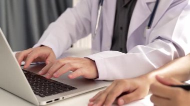 Hastane masasında birlikte çalışan ve tıbbi tedavi planlayan çeşitli profesyonel sağlık görevlileri. Takım çalışması başarılı hastalıklara ve hastalıklara yol açar. Ağır çekim. Katı.