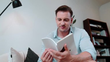 Kanepede oturan orta yaşlı bir adam, sosyal ve hayal gücü ile ilgili fantezi kurgu kitapları okurdu. Çocukları akıllı bir baba olmak için yetiştirirdi. Hayat boyu öğrenme konsepti. Uyumsuzluk.