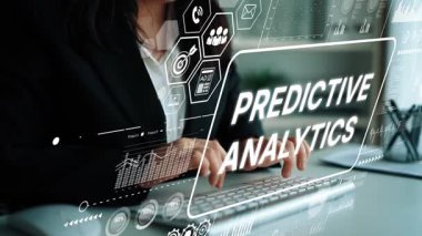 Profesyonel İş kadını, Modern Teknoloji ve Veri Görselleştirme Teknikleri ile Öngörü Analitiği yapıyor. Asemptotik akıllı veri analitiği.