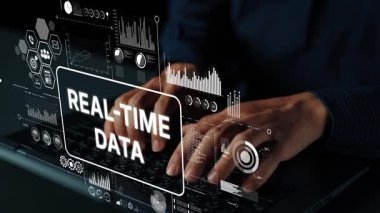 Gerçek zamanlı veri analizi ve teknoloji kavramlarını temsil eden dijital grafiklerle dizüstü bilgisayarda yazı yazmak. Asemptotik akıllı veri analitiği.