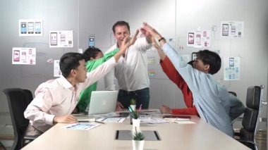 Bir grup başarılı iş adamı toplantıda el ele tutuşuyor. Çeşitlilik uzmanı bir yığın el yapıyor. Birlik ve dostluk göstergesi. Takım olarak katılacağım. Yönlendirici.