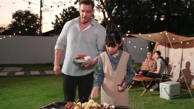 Aile birlikte bahçede kamp kurar, baba ve kız aile bireyleri için ızgara yapar. Doğayla iç içe olmak için açık hava kamp aktiviteleri ve genç nesil çapraz kuşaklarla zaman geçirmek için. Uyumsuzluk.