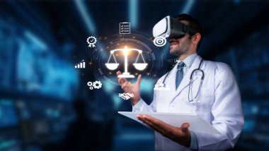 Sanal gerçeklik gözlüğü takan bir işadamı, adaletin dijital ölçekleriyle meşgul olarak, teknoloji ve modern hukukun kesişimlerini dinamik bir ortamda sergiliyor. PHMT