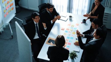 İş kadınlarının en üst düzey görüşü, toplantı odasında başarılı bir stratejiyi kutlamak için el ele tutuşurken beyaz tahtaya işaret etmek ve fikir sunmaktır. Birlik ve takım çalışmasını göster. Müdürlük.