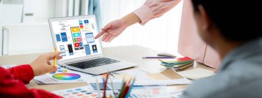 Hareketli mobil uygulama ve web sitesi için UX UI tasarım süreci. Profesyonel uygulama geliştiricisi için kablo grafiğinin yaratıcı prototipi .