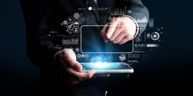 Bir iş adamı dijital veri görselleştirmesi ile bir tablet üzerinde etkileşime girer, modern pazarlama stratejileri ve karar verme mekanizmalarında büyük veri analizlerinin entegrasyonunu gösterir. XDMCP