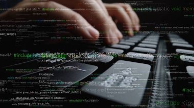 Modern teknolojiyi ve programlamanın dinamik dünyasını sembolize eden bir kod denizine daldırılmış bir klavyeye hızla yazı yazan ellerin odaklanmış görüntüsü. Xenic