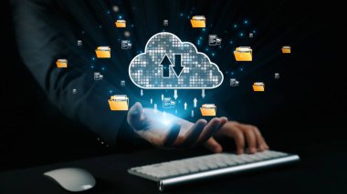 Bir el dijital dosyalar ve klasörlerle çevrili bir bulut sembolüne uzanıyor ve veri transferi ve modern bulut depolama çözümleri kavramını gösteriyor. Dörtgen