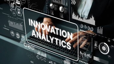 Business inessperson, Laptop ekranında Data Sunumuyla İnovasyon Analizine Başlıyor. Asemptotik akıllı veri analitiği.