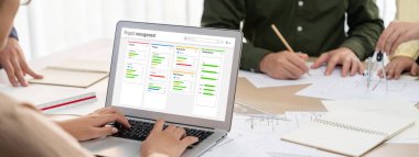 Ekip projesinin zaman çizelgesini gösteren bilgisayar ekranında canlı iş projesi yönetimi için proje planlama yazılımı