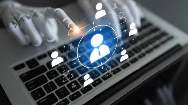 Yapay zeka, kullanıcı davranışlarını analiz ederek, tercihleri tahmin ederek ve müşteri ilişkileri için kampanyaları kişiselleştirerek hedef kitleyi geliştirir. Latch