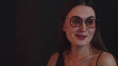 Güzel bir kadının portresi, lüks bir tezgah içecek barında arkadaşlarıyla sohbet edip, dilimlenmiş portakallı gazoz içerken. Kulüpte sosyetenin özünü yakalamak. Vinosity.