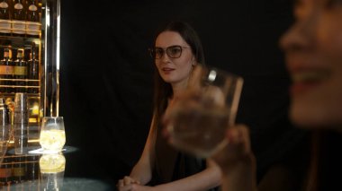 Lüks bir gece kulübünde arkadaşlarıyla birlikte gazoz içen güzel bir kadına odaklanıyor. Zeki barmen, canlı bir gece partisi atmosferinde harika bir içecek menüsü sağlıyor. Vinosity.