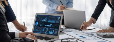 İş zekası ve veri analizi kavramı. Analizci ekibi laptop ekranında finansal veri analizi üzerinde çalışıyor. Etkili iş stratejik planlama için pazarlama göstergesi olarak. İçgörü