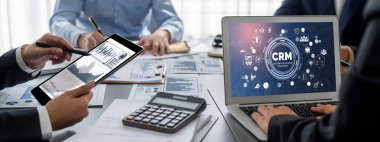 İş zekası ve veri analizi kavramı. Analizci ekibi laptop ekranında finansal veri analizi üzerinde çalışıyor. Etkili iş stratejik planlama için pazarlama göstergesi olarak. İçgörü