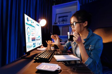 Sunucu kanalı Asyalı etkileyicisi, sosyal medyada kulaklık takarak iş grafikleri ekranında dinleyicileri selamlıyor ve Neon Modern Stüdyoları 'nda internet üzerinden koçluk yapıyor. Taktik.