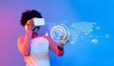 Genç bir birey, günümüz dijital ortamında analitik ve stratejik finansal planlamayı temsil eden dinamik veri görselleriyle ilgilenen sanal gerçeklik kulaklığını keşfediyor. XDMCP