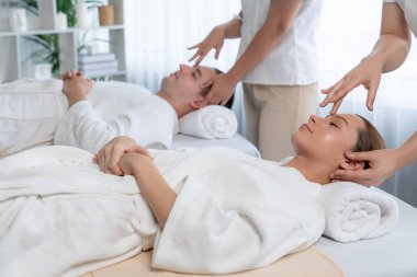 Kafkasyalı çift stres önleyici kafa masajının keyfini çıkarıyor ve lüks otellerde ya da otel spa salonlarında gündüz kaplıcalarında yüz güzelliği eğlencelerini şımartıyor. Sessiz.