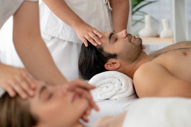 Kafkasyalı çift stres önleyici kafa masajının keyfini çıkarıyor ve lüks otellerde ya da otel spa salonlarında gündüz kaplıcalarında yüz güzelliği eğlencelerini şımartıyor. Sessiz.