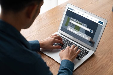 Çevrimiçi otel konaklama rezervasyon sitesi mod rezervasyon sistemi sağlar. Seyahat teknolojisi kavramı .