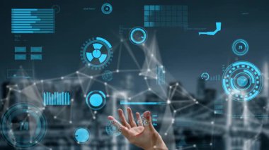 Bu resim, teknolojiyi, yeniliği ve veri analizini sembolize eden grafik ve metriklerle dolu gelecekteki dijital arayüze uzanan bir eli gösteriyor. Xenic