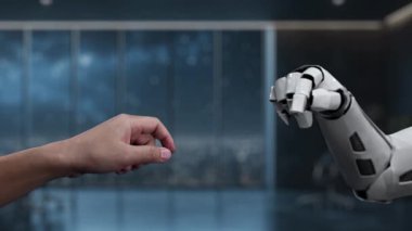 Dinamik grafikler gösteren, veri analizi ve teknoloji entegrasyonundaki işbirliğini sembolize eden saydam bir dokunmatik ekranın üzerinden robot bir ele uzanan bir insan eli. Auvana