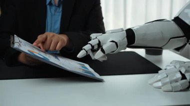 AI güdümlü içgörüler etkili iş tartışmalarını kolaylaştırır, profesyonellerin stratejik pazarlama taktiklerini geliştirmelerine ve takım işbirliğini ilerletmelerine yardımcı olur. Noogenesis Yapay Zeka