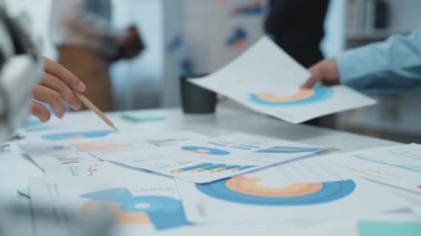 İş analistleri yapay zekanın yol açtığı analitikler, piyasa yaklaşımlarının iyileştirilmesi ve stratejik karar verme mekanizmasının geliştirilmesi konularında işbirliği yapıyorlar. Noogenesis Yapay Zeka