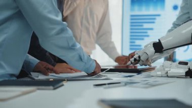 Bir danışman, takım işbirliği yoluyla pazarlama stratejilerini rafine ederek, bir iş toplantısına dijital veri kavrayışlarını dahil eder. Noogenesis Yapay Zeka