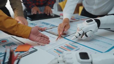 İş adamlarının mali raporları analiz etmelerine ve karar verme mekanizmasını geliştirmelerine yardımcı olan yapay zeka araçları. Noogenesis Yapay Zeka