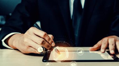 İş zekası teknolojisi ve büyük veri analitik karışık medya, karar verme için stratejik yatırım tavsiyelerini analiz etmek için bilgisayar yazılımı kullanarak gelecekle ilgili bilgi raporu kavramını gösteriyor .